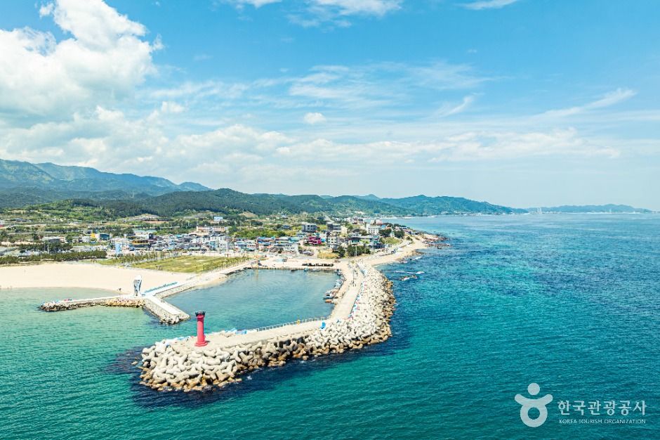 고래불해변과 빨간 등대를 위에서 본 자료사진