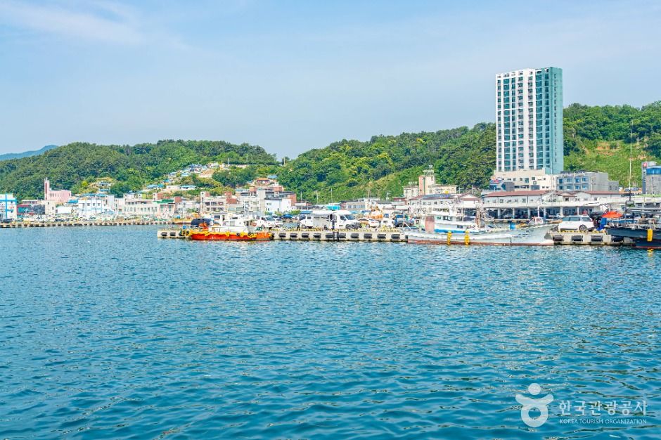 후포항과 바다 건너 등기산