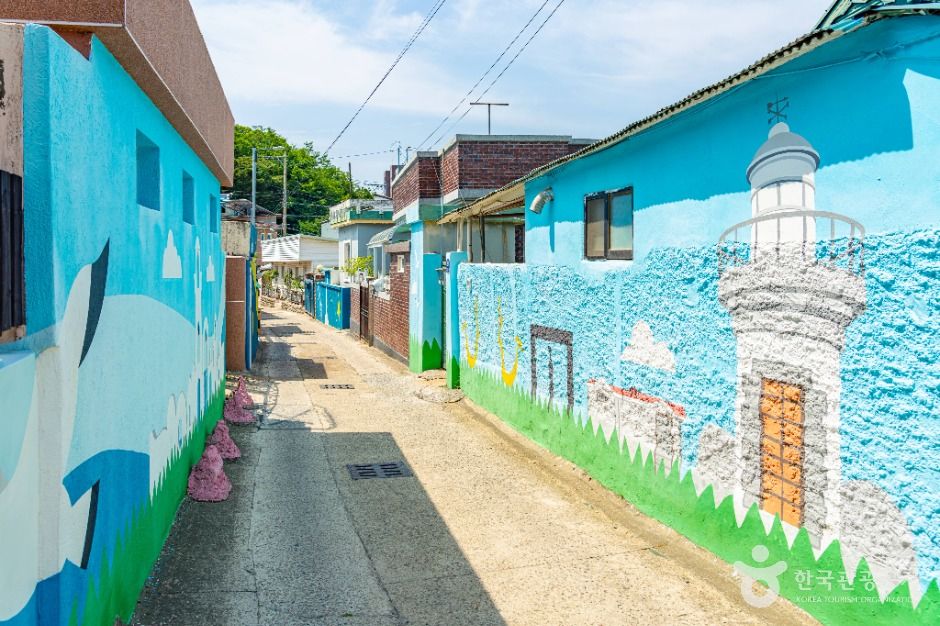 후포리 골목의 등대 벽화