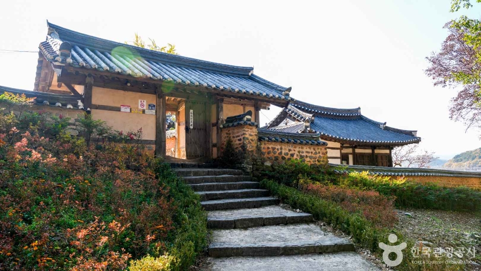 돌계단과 흙담장 위로 보이는 금시당 입구 한옥 건물