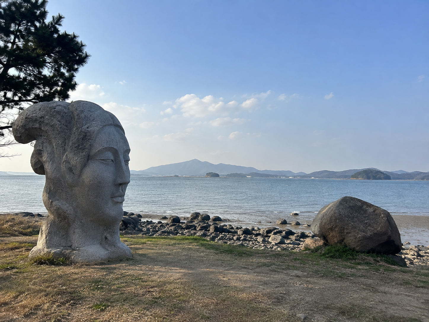 모도 배미꾸미해변의 바다와 해안 조각 작품