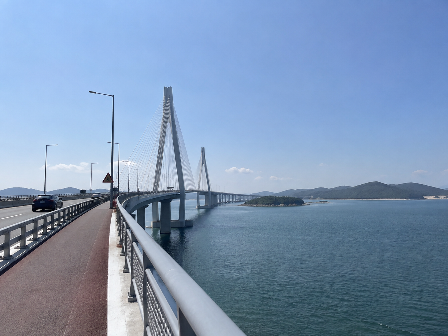 영종도에서 신도로 이어지는 신도평화대교와 보행 자전거 겸용도로