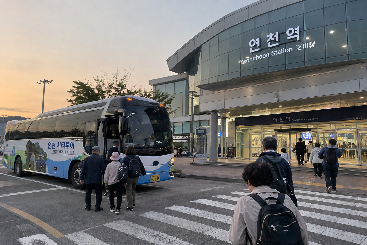 연천 시티투어를 마치고 연천역으로 돌아온 관광버스와 승객